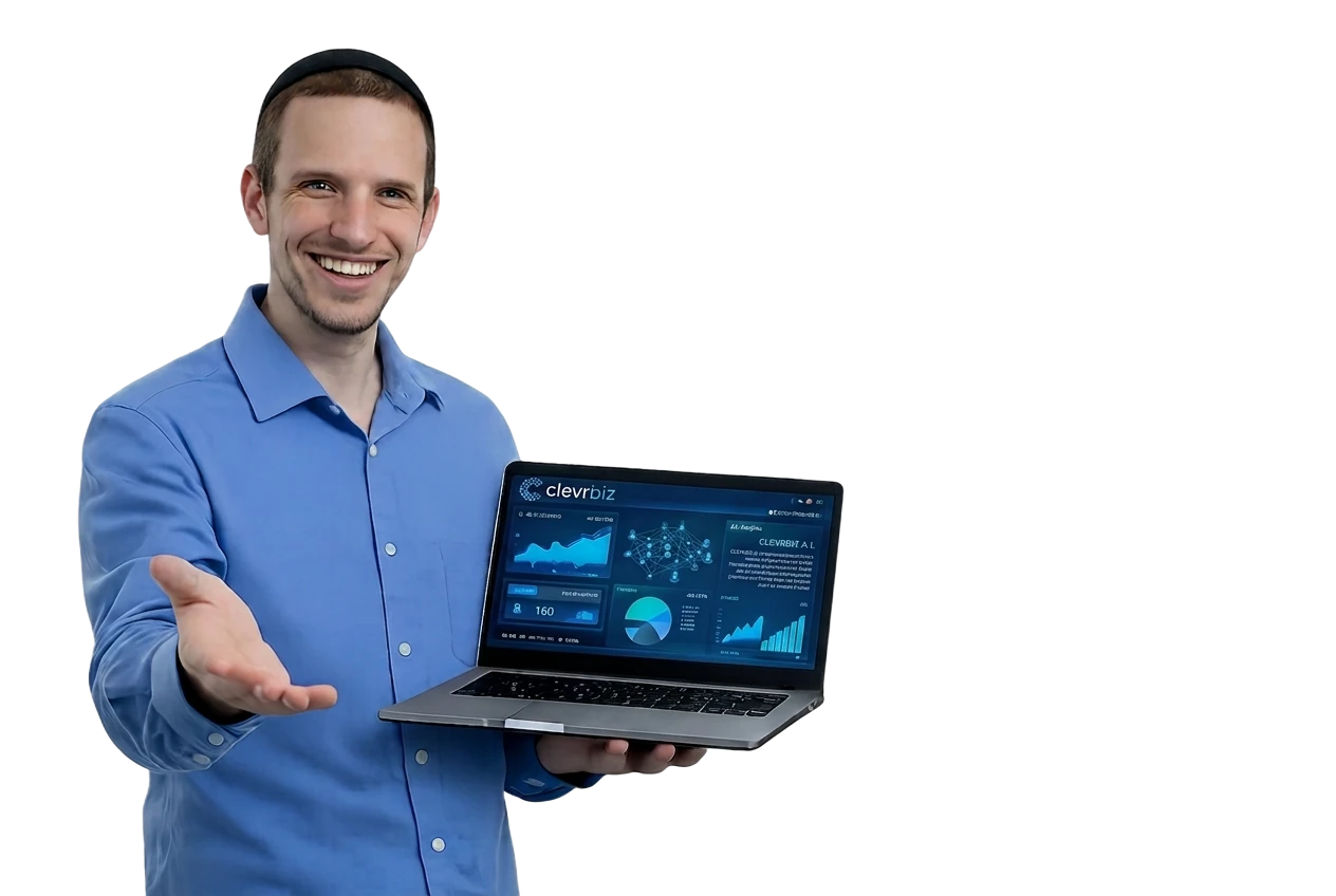 גלעד קליפשטיין מציג דשבורד ClevrBiz על לפטופ